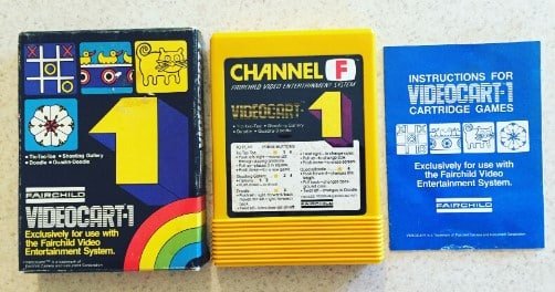 Caja, cartucho y manual de un juego de la fairchil Channel F